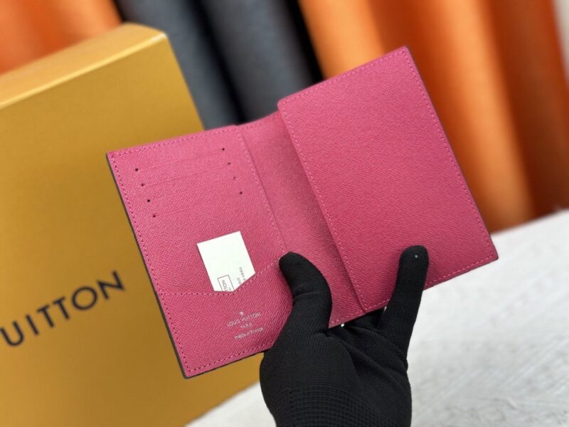【AT10178】ルイ・ヴィトン ロマンチックな長い首のパスポートケース | LV