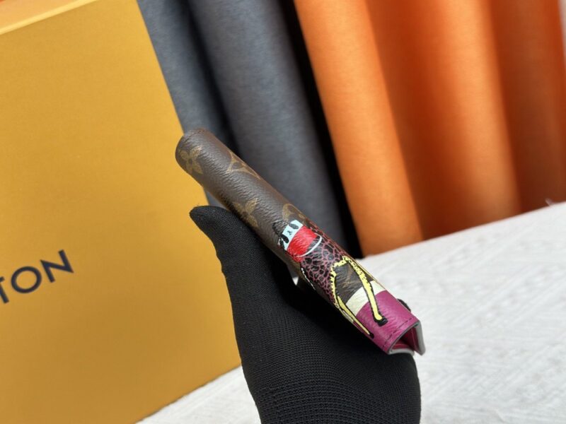 【AT10178】ルイ・ヴィトン ロマンチックな長い首のパスポートケース | LV