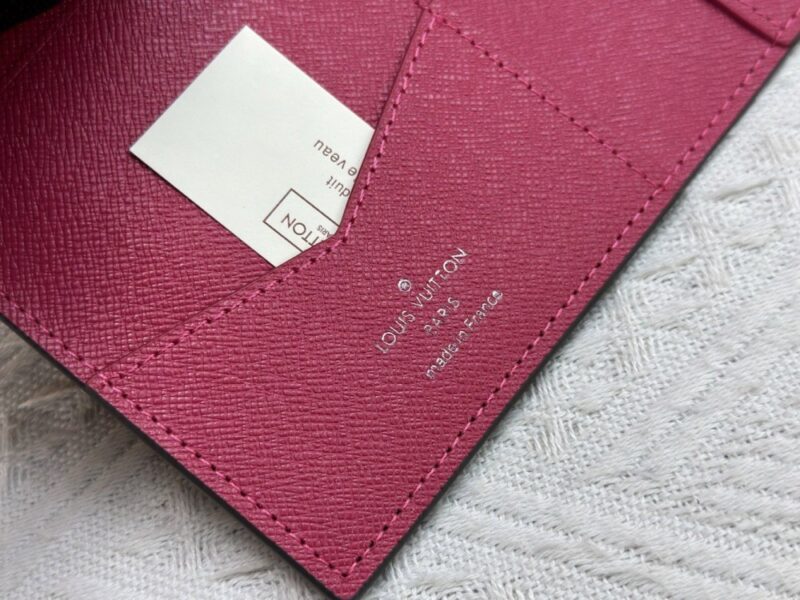 【AT10178】ルイ・ヴィトン ロマンチックな長い首のパスポートケース | LV