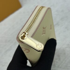 【AT10183】ルイ・ヴィトン(Louis Vuitton) モノグラム・アンプラントレ・小銭入れ: 高級型押しレザー 落ち着いた贅沢さと洗練さを演出 | Louis Vuitton Malletier