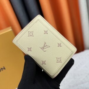 【AT10184】ルイ・ヴィトンMonogram エンボス加工グレインレザー財布、贅沢な収納とスマートなデザイン | Louis Vuitton