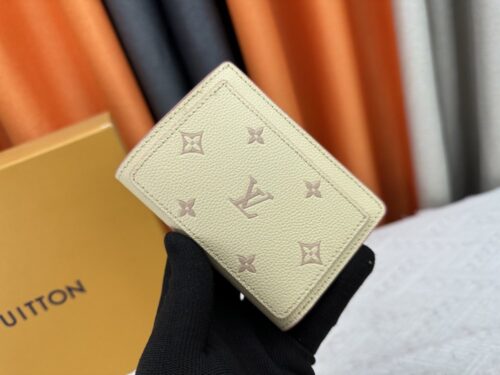 【AT10184】ルイ・ヴィトンMonogram エンボス加工グレインレザー財布、贅沢な収納とスマートなデザイン | Louis Vuitton