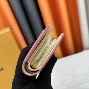 【AT10184】ルイ・ヴィトンMonogram エンボス加工グレインレザー財布、贅沢な収納とスマートなデザイン | Louis Vuitton