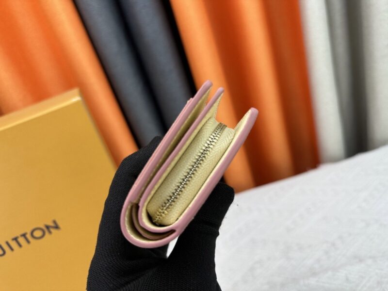 【AT10184】ルイ・ヴィトンMonogram エンボス加工グレインレザー財布、贅沢な収納とスマートなデザイン | Louis Vuitton