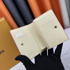 【AT10184】ルイ・ヴィトンMonogram エンボス加工グレインレザー財布、贅沢な収納とスマートなデザイン | Louis Vuitton