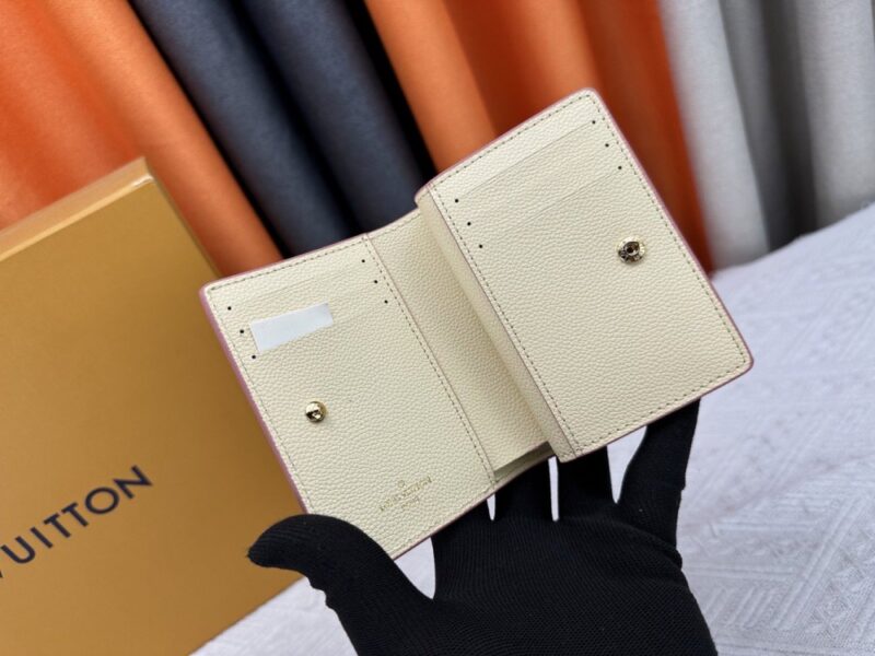 【AT10184】ルイ・ヴィトンMonogram エンボス加工グレインレザー財布、贅沢な収納とスマートなデザイン | Louis Vuitton