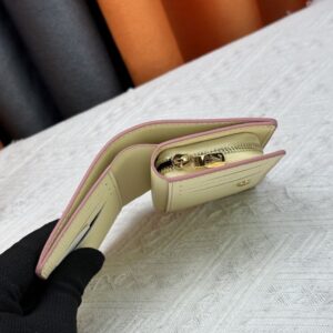 【AT10184】ルイ・ヴィトンMonogram エンボス加工グレインレザー財布、贅沢な収納とスマートなデザイン | Louis Vuitton