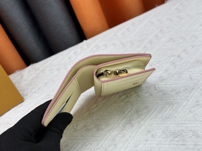 【AT10184】ルイ・ヴィトンMonogram エンボス加工グレインレザー財布、贅沢な収納とスマートなデザイン | Louis Vuitton