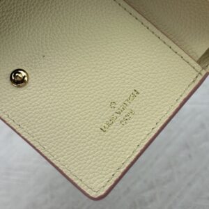 【AT10184】ルイ・ヴィトンMonogram エンボス加工グレインレザー財布、贅沢な収納とスマートなデザイン | Louis Vuitton