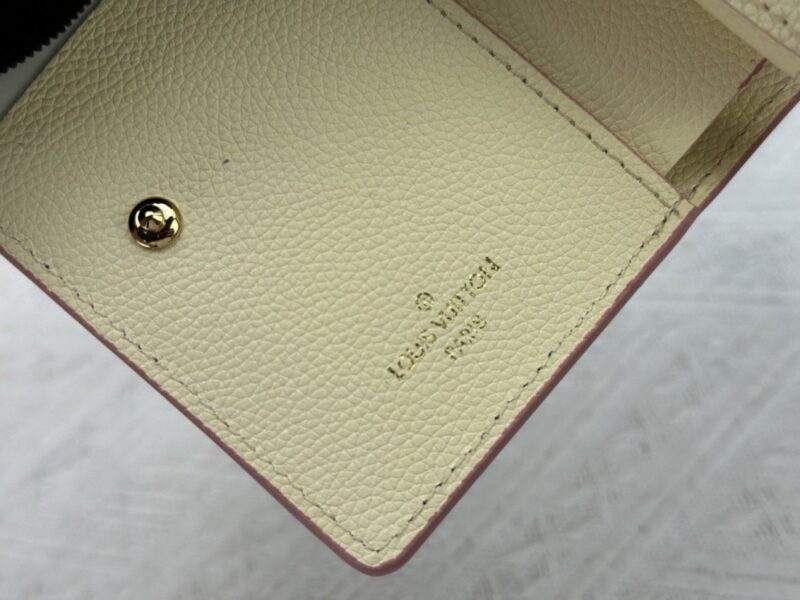 【AT10184】ルイ・ヴィトンMonogram エンボス加工グレインレザー財布、贅沢な収納とスマートなデザイン | Louis Vuitton