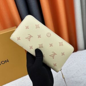 【AT10185】ルイ・ヴィトン Zippyシリーズのエレガントなモノグラム・アンプレインテ財布 | Louis Vuitton