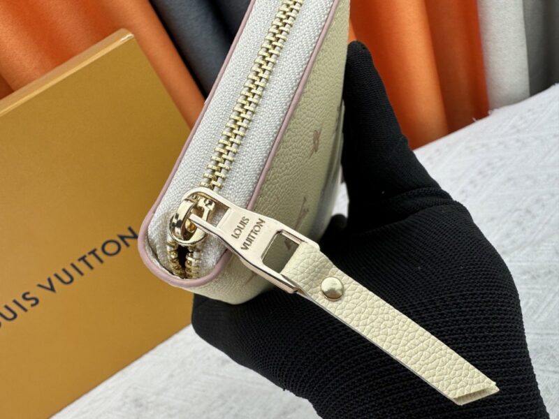 【AT10185】ルイ・ヴィトン Zippyシリーズのエレガントなモノグラム・アンプレインテ財布 | Louis Vuitton