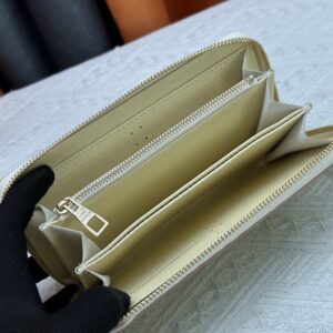 【AT10185】ルイ・ヴィトン Zippyシリーズのエレガントなモノグラム・アンプレインテ財布 | Louis Vuitton