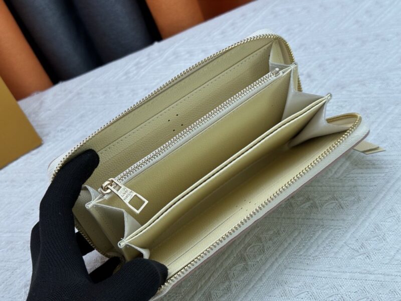 【AT10185】ルイ・ヴィトン Zippyシリーズのエレガントなモノグラム・アンプレインテ財布 | Louis Vuitton