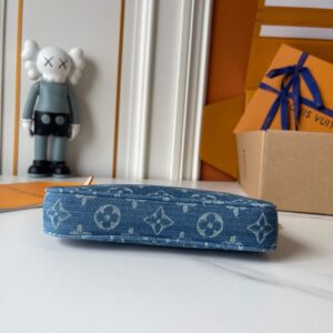 【AT10189】ルイ・ヴィトンのデニムブルーPochette Accessoires - スタイリッシュなデザインと機能性を兼ね備えた都会的なアクセサリー | Louis Vuitton