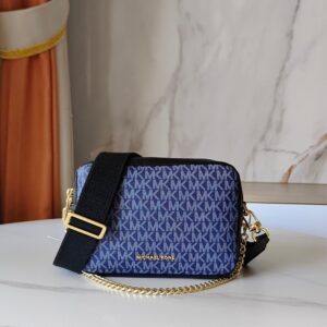 【AT10204】マイケルコースのブライアントシリーズカメラバッグ - 都会の女性の自信と品位を表現！ | MK
