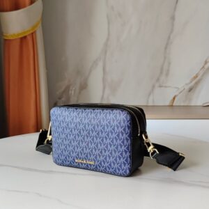 【AT10204】マイケルコースのブライアントシリーズカメラバッグ - 都会の女性の自信と品位を表現！ | MK