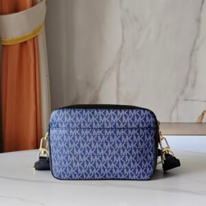 【AT10204】マイケルコースのブライアントシリーズカメラバッグ - 都会の女性の自信と品位を表現！ | MK