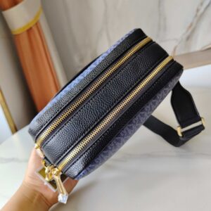 【AT10204】マイケルコースのブライアントシリーズカメラバッグ - 都会の女性の自信と品位を表現！ | MK