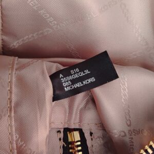 【AT10204】マイケルコースのブライアントシリーズカメラバッグ - 都会の女性の自信と品位を表現！ | MK