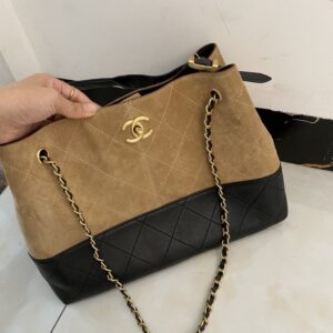 【AT10226】シャネルのダイヤモンド柄スエードハンドバッグ - エレガントな都会の日常アクセサリー | Chanel
