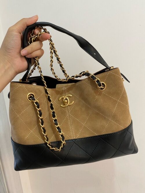 【AT10227】シャネルのクラシックトートバッグ - 豪華なデザインと優雅な高級感【日本語】Chanel Classic Tote Bag - ゴージャスでエレガントなアイテム | Chanel