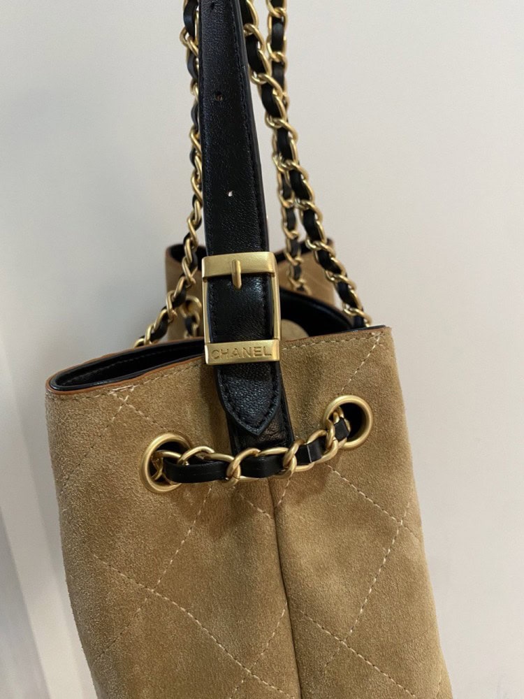 【AT10227】シャネルのクラシックトートバッグ - 豪華なデザインと優雅な高級感【日本語】Chanel Classic Tote Bag - ゴージャスでエレガントなアイテム | Chanel