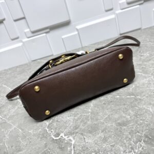 【AT10228】ミュウミュウのクラシックな貝殻バッグ、都会の女性にぴったりのエレガントなスタイル | Miu Miu