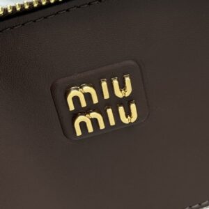 【AT10228】ミュウミュウのクラシックな貝殻バッグ、都会の女性にぴったりのエレガントなスタイル | Miu Miu