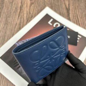 【AT10521】LOEWE(ロエベ)ブルーカーフスキン二つ折り財布 | 高級感が光る精巧なデザイン美学 | Loewe Madrid