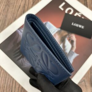【AT10521】LOEWE(ロエベ)ブルーカーフスキン二つ折り財布 | 高級感が光る精巧なデザイン美学 | Loewe Madrid