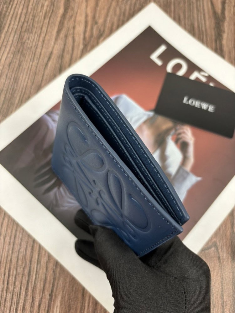 【AT10521】LOEWE(ロエベ)ブルーカーフスキン二つ折り財布 | 高級感が光る精巧なデザイン美学 | Loewe Madrid