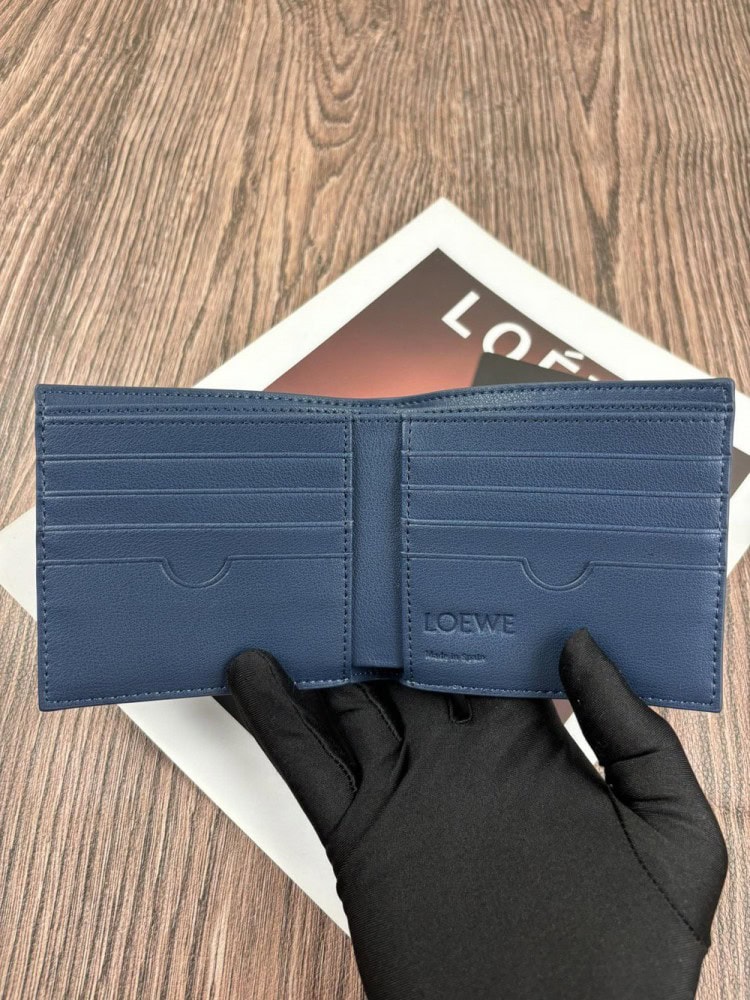 【AT10521】LOEWE(ロエベ)ブルーカーフスキン二つ折り財布 | 高級感が光る精巧なデザイン美学 | Loewe Madrid