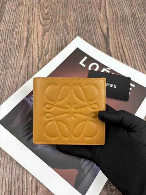 【AT10522】LOEWE（ロエベ）：贅沢な子牛革折りたたみ式財布 - ビジネスエリートとファッション愛好家向け | Loewe Madrid