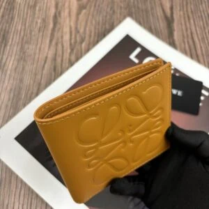 【AT10522】LOEWE（ロエベ）：贅沢な子牛革折りたたみ式財布 - ビジネスエリートとファッション愛好家向け | Loewe Madrid