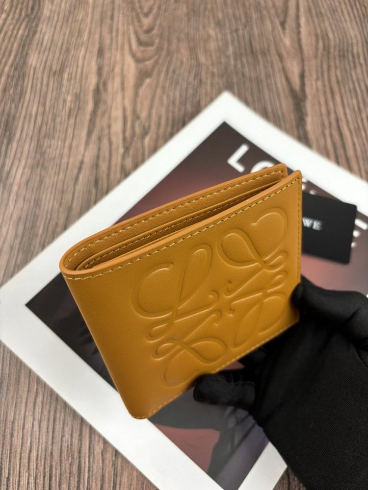 【AT10522】LOEWE（ロエベ）：贅沢な子牛革折りたたみ式財布 - ビジネスエリートとファッション愛好家向け | Loewe Madrid