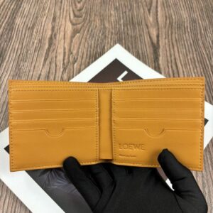 【AT10522】LOEWE（ロエベ）：贅沢な子牛革折りたたみ式財布 - ビジネスエリートとファッション愛好家向け | Loewe Madrid