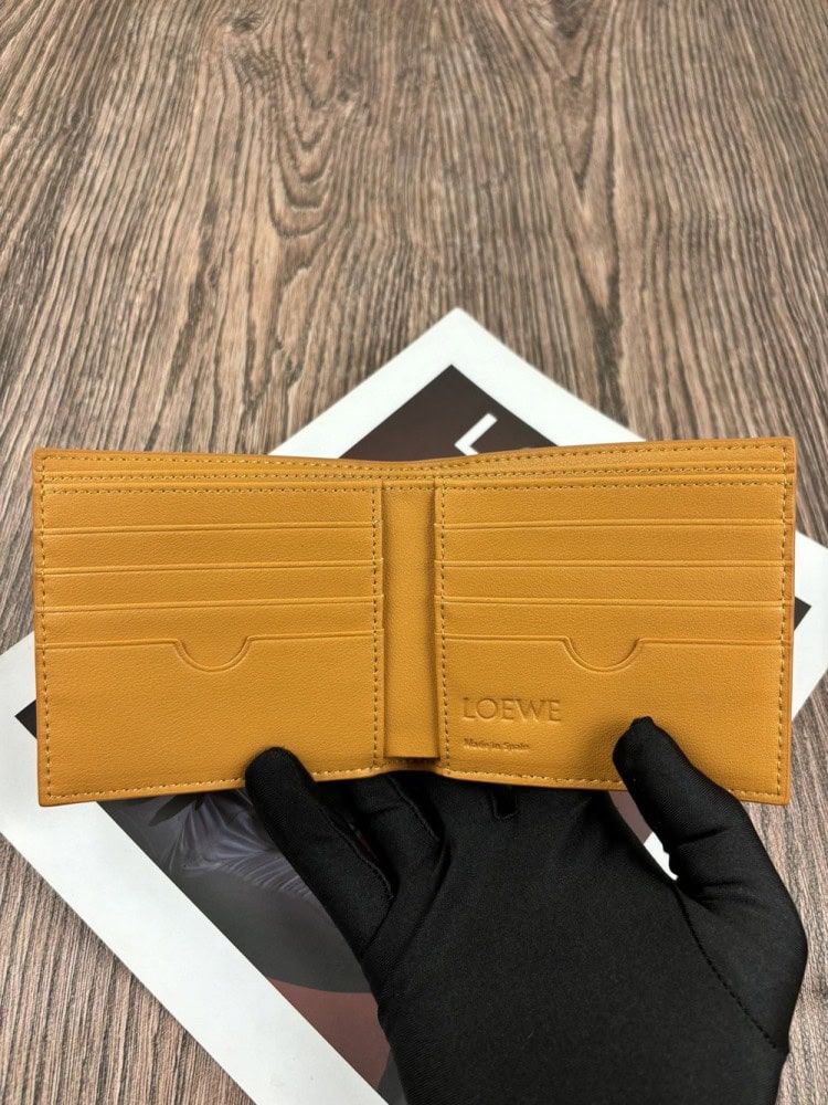 【AT10522】LOEWE（ロエベ）：贅沢な子牛革折りたたみ式財布 - ビジネスエリートとファッション愛好家向け | Loewe Madrid