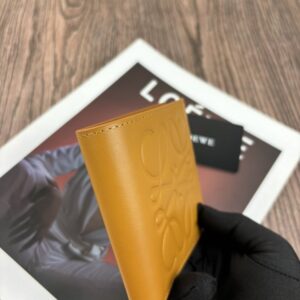 【AT10522】LOEWE（ロエベ）：贅沢な子牛革折りたたみ式財布 - ビジネスエリートとファッション愛好家向け | Loewe Madrid