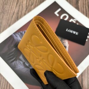 【AT10522】LOEWE（ロエベ）：贅沢な子牛革折りたたみ式財布 - ビジネスエリートとファッション愛好家向け | Loewe Madrid