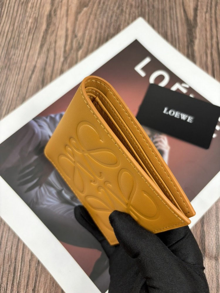 【AT10522】LOEWE（ロエベ）：贅沢な子牛革折りたたみ式財布 - ビジネスエリートとファッション愛好家向け | Loewe Madrid