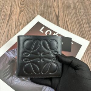 【AT10523】Loewe（ロエベ）の高級カーフスキンウォレット - 贅沢な芸術的品質と機能性が光る | Loewe