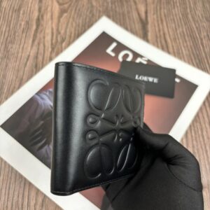 【AT10523】Loewe（ロエベ）の高級カーフスキンウォレット - 贅沢な芸術的品質と機能性が光る | Loewe