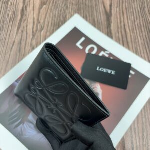 【AT10523】Loewe（ロエベ）の高級カーフスキンウォレット - 贅沢な芸術的品質と機能性が光る | Loewe