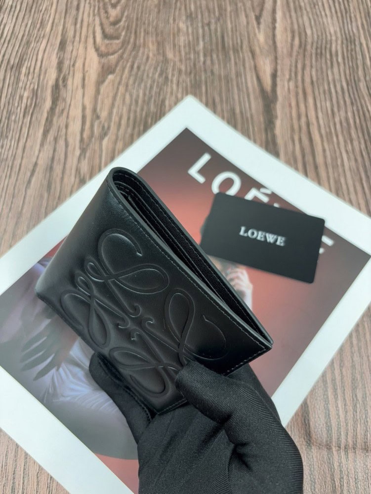 【AT10523】Loewe（ロエベ）の高級カーフスキンウォレット - 贅沢な芸術的品質と機能性が光る | Loewe