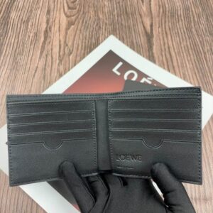 【AT10523】Loewe（ロエベ）の高級カーフスキンウォレット - 贅沢な芸術的品質と機能性が光る | Loewe