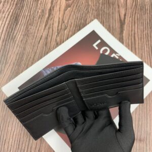 【AT10523】Loewe（ロエベ）の高級カーフスキンウォレット - 贅沢な芸術的品質と機能性が光る | Loewe