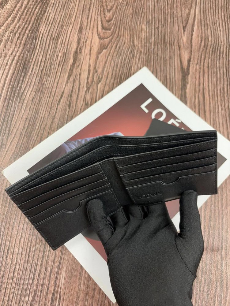 【AT10523】Loewe（ロエベ）の高級カーフスキンウォレット - 贅沢な芸術的品質と機能性が光る | Loewe