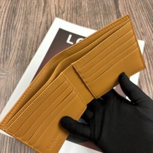 【AT10524】LOEWEの高級レザーウォレット - 品位と贅沢な質感を際立たせる | Loewe Madrid