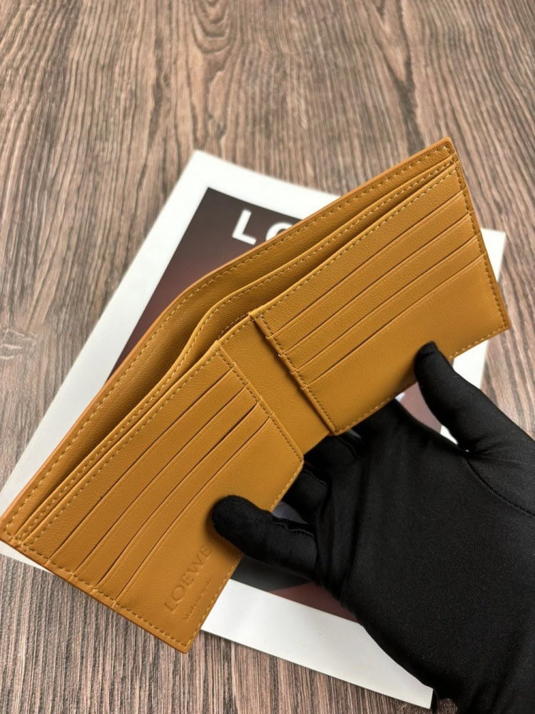 【AT10524】LOEWEの高級レザーウォレット - 品位と贅沢な質感を際立たせる | Loewe Madrid